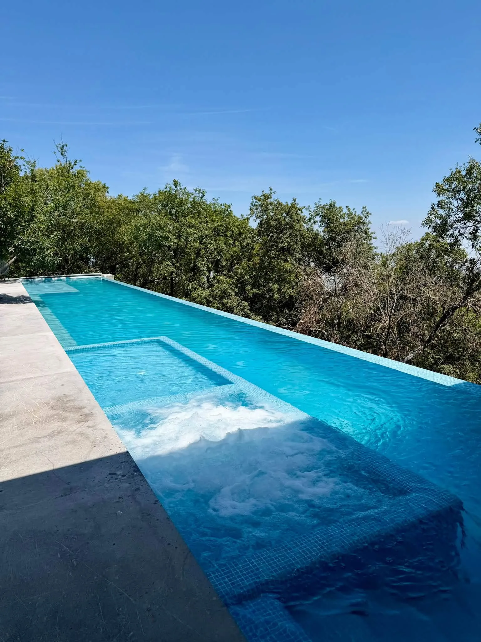 Alberca infinity con vista al paisaje