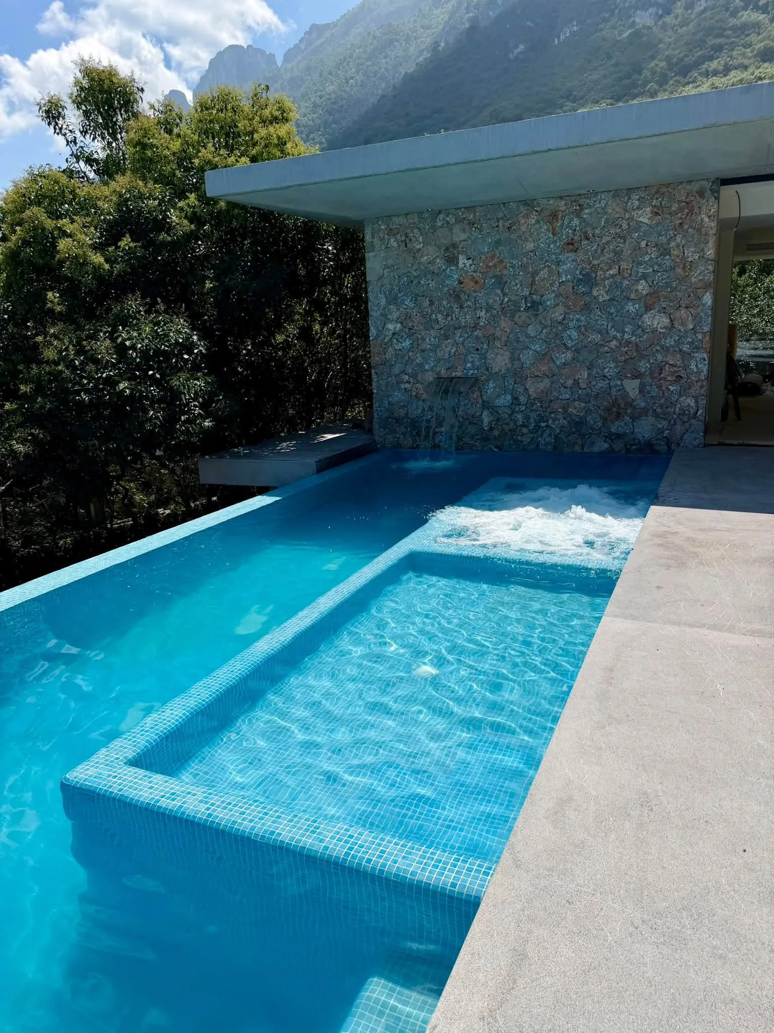Alberca con spa y paisaje de montaña