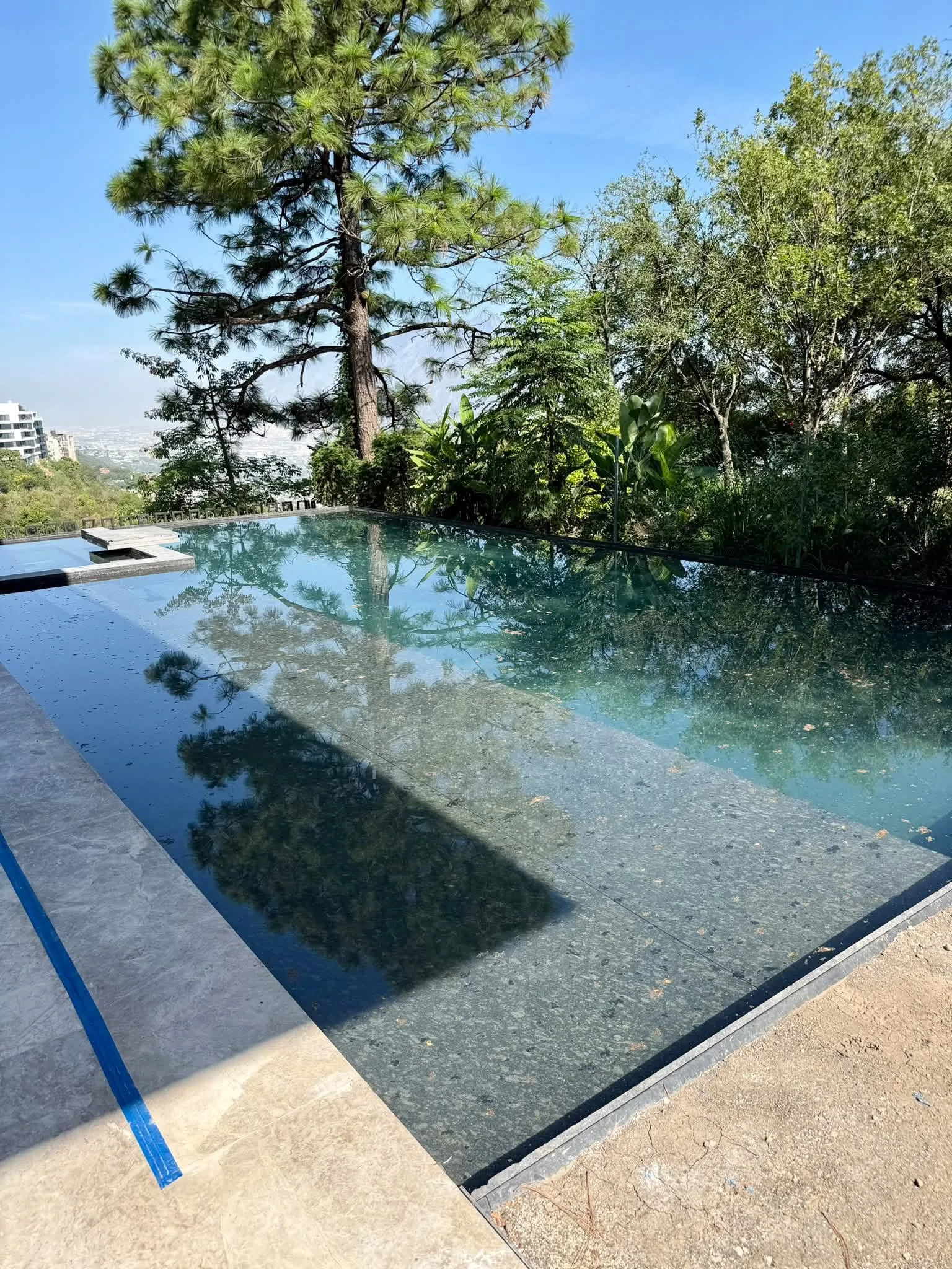 Espejo de agua con borde visual al paisaje